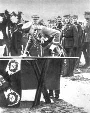 Nowy sztandar pułku wręczył osobiście Józef Piłsudzki w Nowej Wilejce 18 kwietnia 1921 r.
