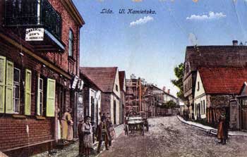 Na kolorowej pocztówce z początku XX wieku utrwalono fragment ul. Kamieńskiej z widocznym po lewej stronie domem zajezdnym R. Łazowskiego.