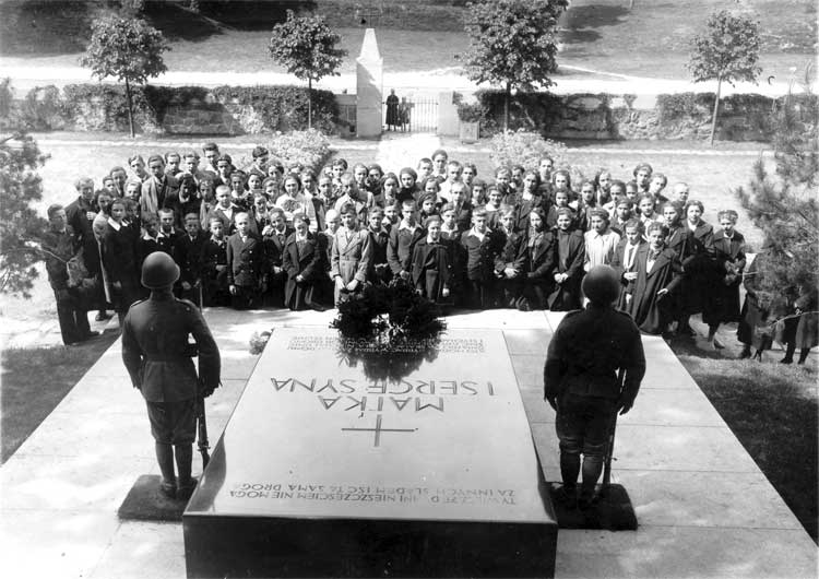 Lidzcy gimnazjaliści przy grobie Matki i Serca Syna na Rosie. 1938 r. 