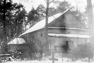 Drewniana kaplica cmentarna, elewacja frontonowa. Foto J. Zdanowicz, 1927 